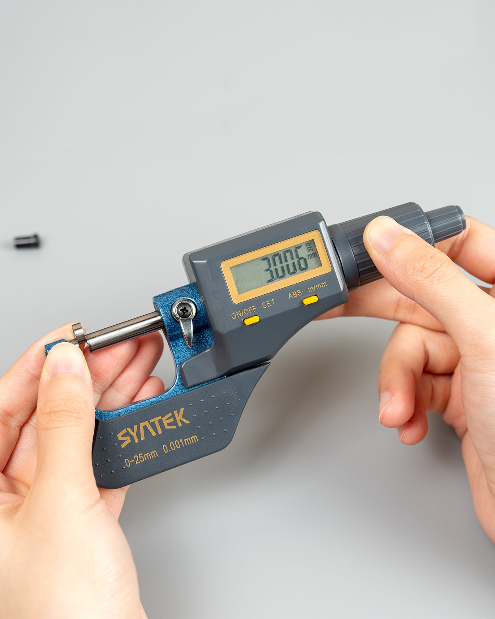 Digital Micrometer - 0.00005"/0.001mm Resolution ±0.0001"/0.002mm Accuracy